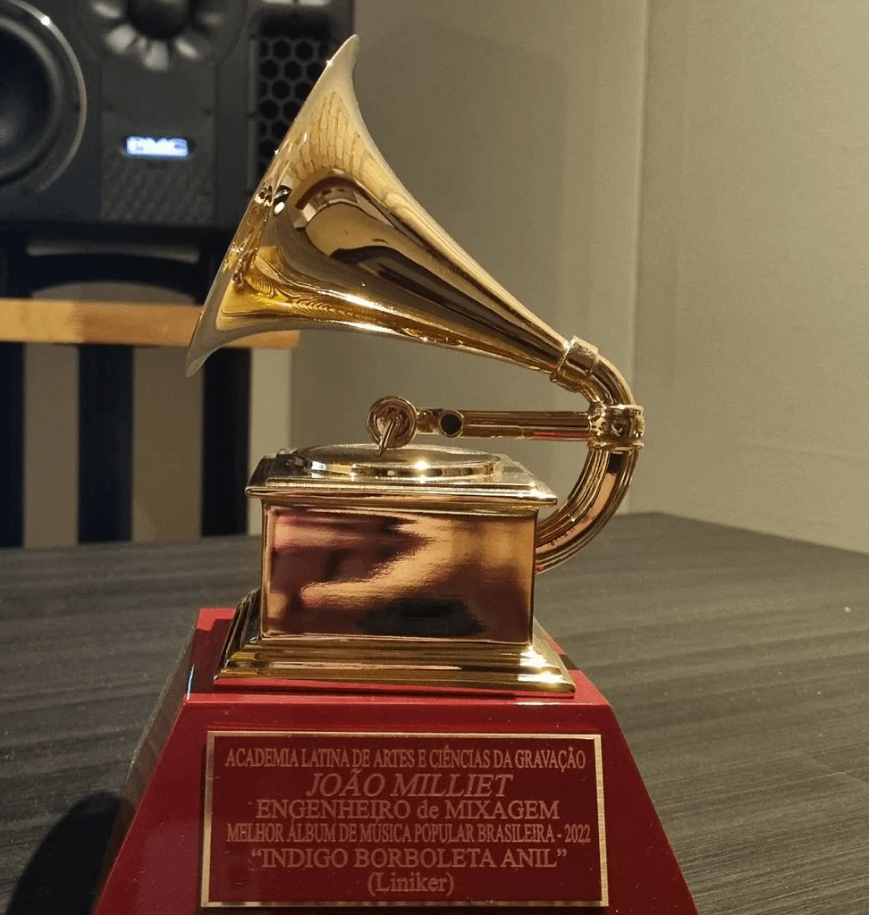 Joao Milliet Grammy Trophy - Liniker - Indigo Borboleta Anil